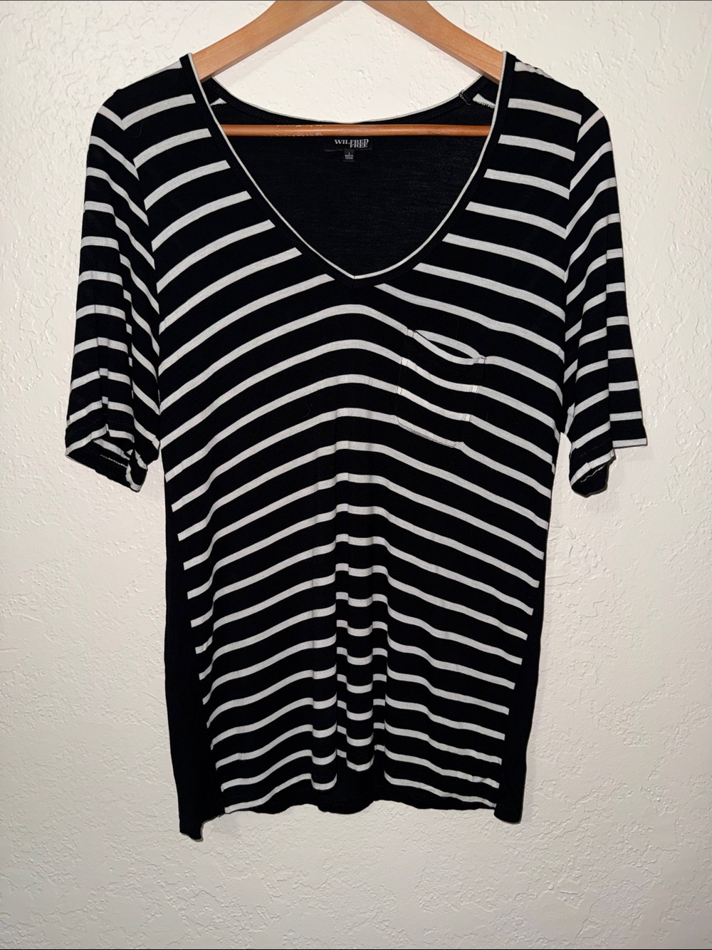Aritzia Wilfred Free Tee Shirt Top S Striped V-Neck Relaxed Black & White NWOT
